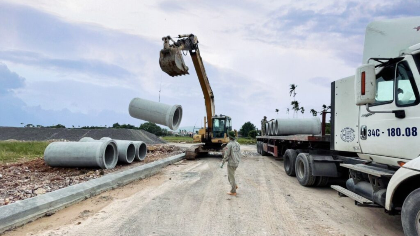 Cong-be-tong-duc-san-duoc-ung-dung-trong-rat-nhieu-cac-cong-trinh-cau-duong-thoat-nuoc